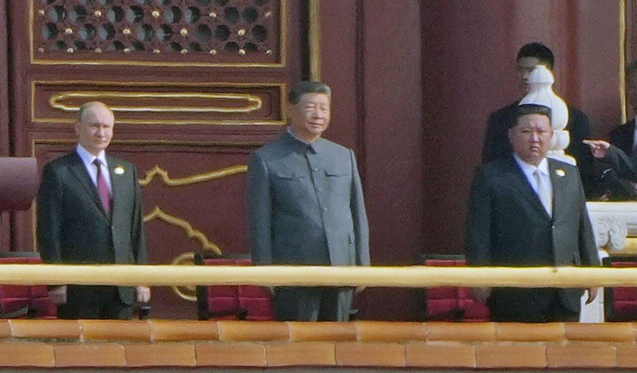 나란히 서 밀착 과시한 북중러 정상…'반서방 연대'로 뭉치나
