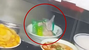 끓는 물에 비닐째 '팔팔'…'위생 논란' 불러온 만두 조리법