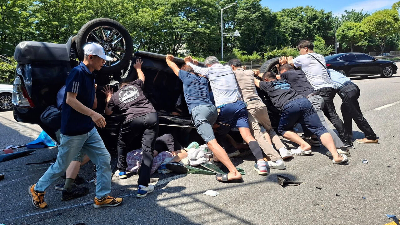 "으라차차"…차량 전복사고 일가족 4명 구한 안산시민 2명 표창
