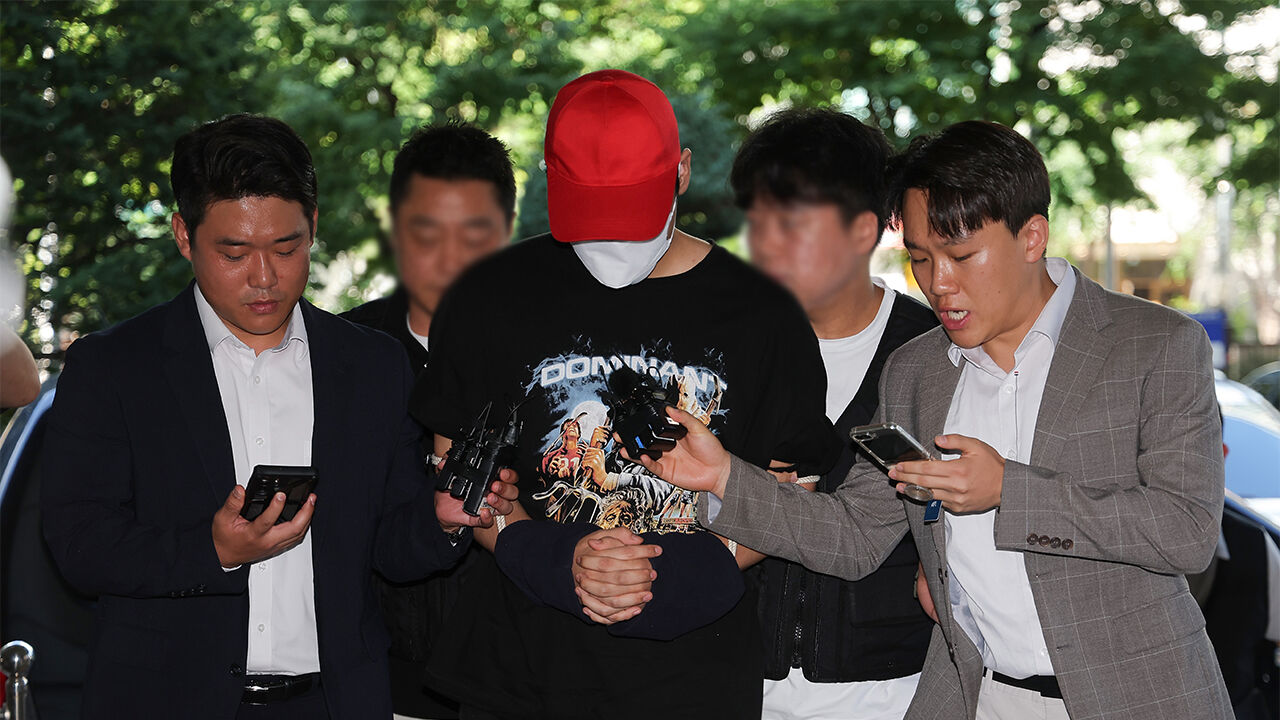 서울 서대문구 한 초등학교 인근에서 아동을 납치하려 한 20대 남성이 5일 서울 마포구 서울서부지방법원에서 열린 구속 전 피의자 심문(영장실질심사)에 출석하고 있다.