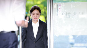 특검, '이종섭 도피출국 의혹' 대통령실 전 인사비서관 조사