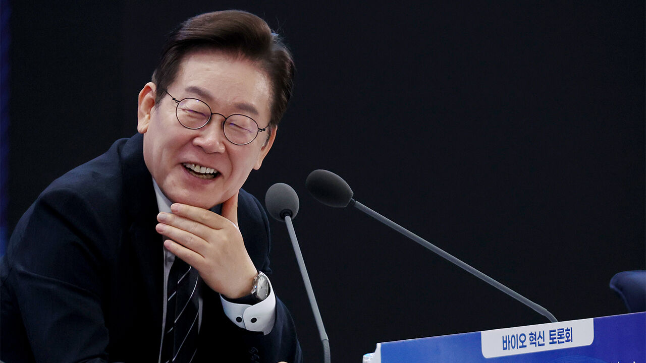 이 대통령, K-바이오 토론회 참석…"인증 절차도 속도"