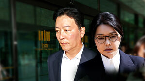 "노래방 기계까지" 선상 파티 의혹…경호처 압수수색