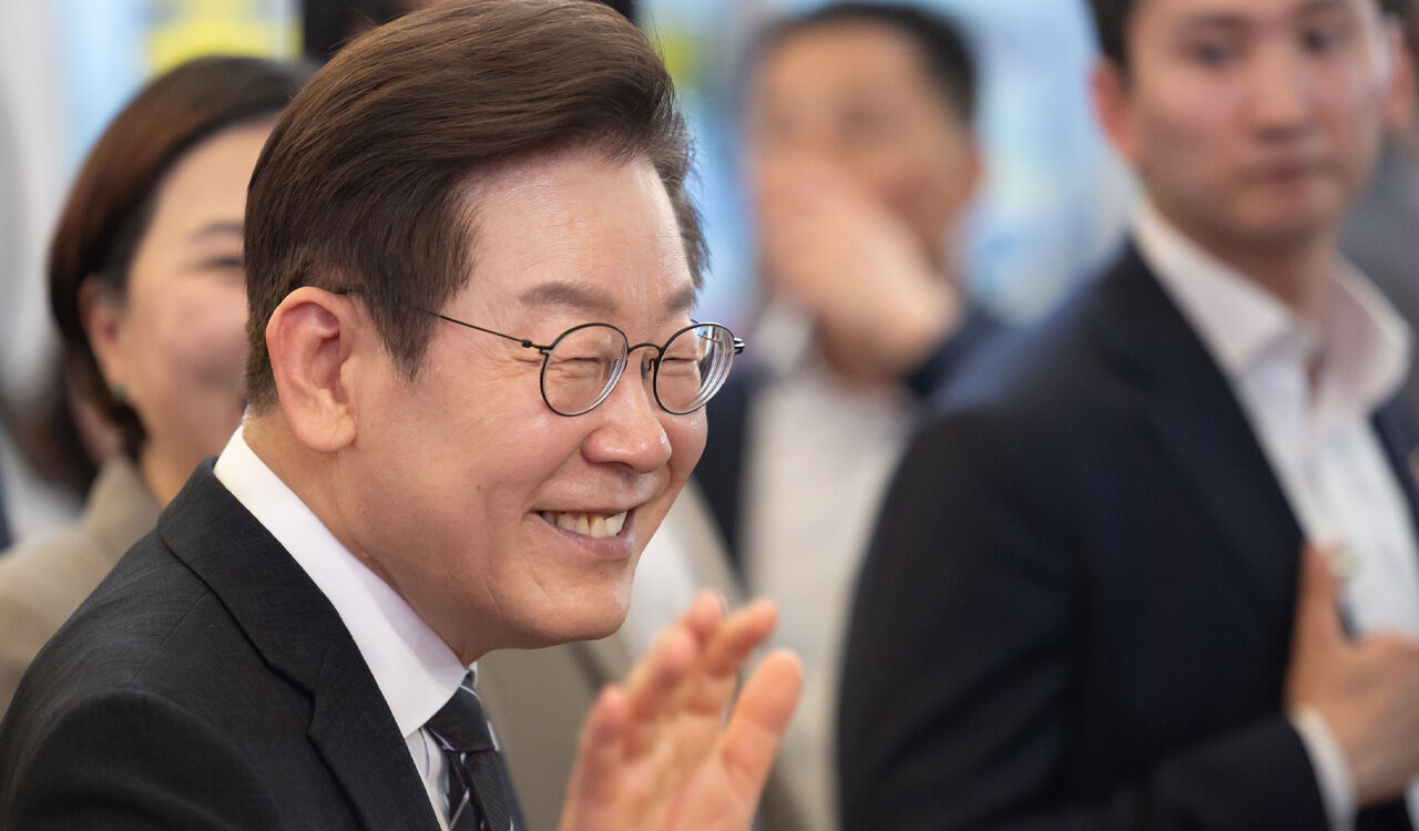 이 대통령, 보육원생들과 영화 '킹오브킹스' 관람…함께 팝콘에 '셀카'