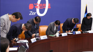 '성비위 논란' 조국혁신당 지도부 총사퇴&hellip;비대위 체제로