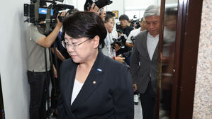 '성비위 내홍' 조국혁신당 지도부 총사퇴&hellip;조국 조기 등판?