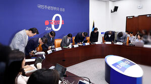 "매뉴얼도 없어 우왕좌왕"…조국혁신당 지도부 총사퇴