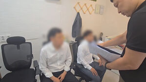 외국인 명의 1만 1천여 개 알뜰폰 개통&hellip;대포폰 유통조직 검거
