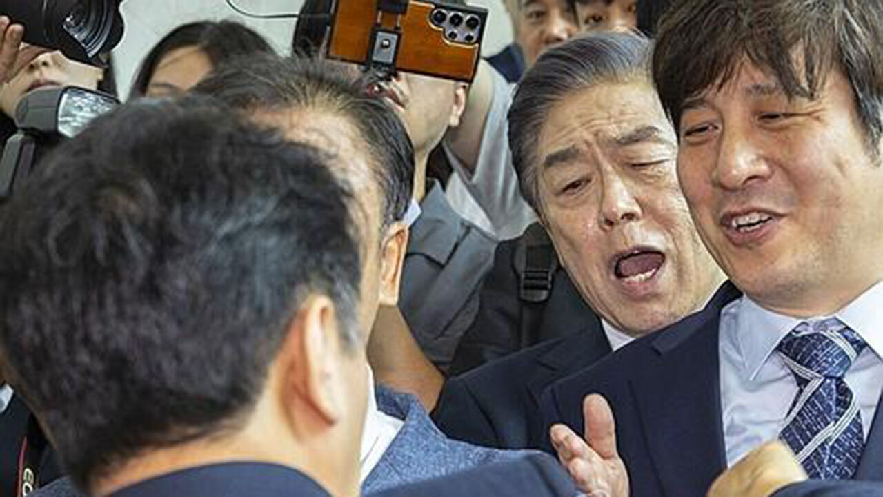 국회 찾은 독립기념관장 '봉변'…"매국노!" 아수라장