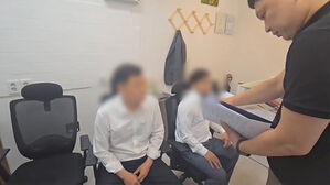 외국인 명의 1만 1천여 개 알뜰폰 개통&hellip;대포폰 유통 조직 검거