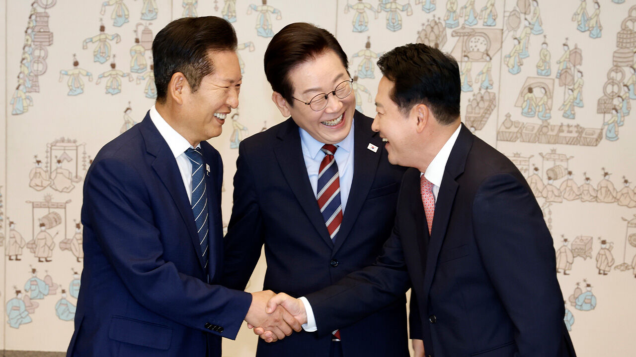 이 대통령-여야 지도부, 오찬 회동…정청래-장동혁 웃으며 악수