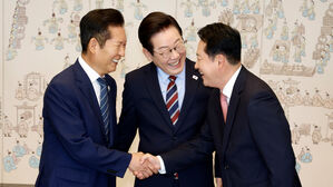 이 대통령-여야 지도부, 오찬 회동&hellip;정청래-장동혁 웃으며 악수