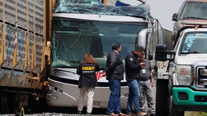 멕시코서 2층 버스·기차 충돌…"50여 명 사상"