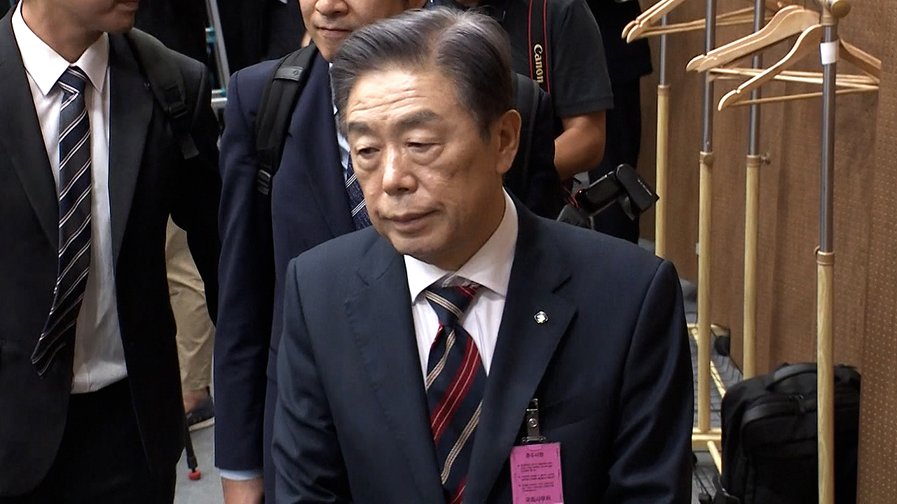 국회 찾은 독립기념관장… 사퇴하라  고성·몸싸움