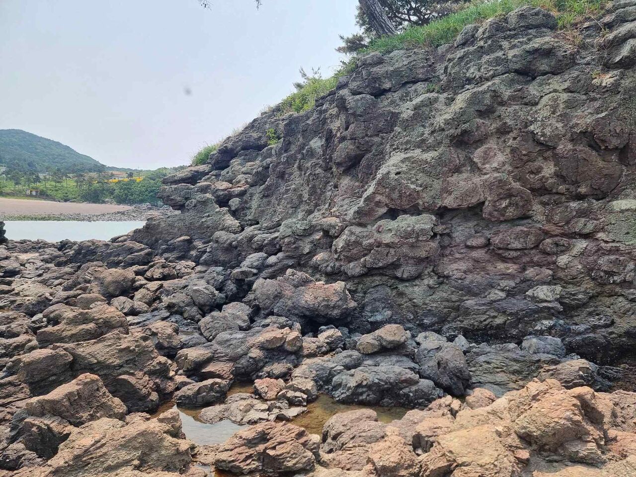 부안 도청리 솔섬 응회암 내 구상구조