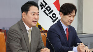 정청래와 악수 하루 뒤…장동혁 "여의도 대통령인 줄"