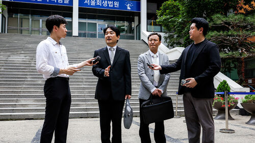 화현 위메프 대표이사(왼쪽)와 류광진 티몬 대표이사가 13일 오후 서울 서초구 서울회생법원에서 열린 티몬과 위메프 사태 관련 회생절차 협의회를 마친 뒤 취재진의 질문에 답하고 있다.