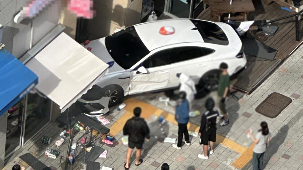 김포서 승용차와 추돌한 택시 오피스텔 건물 들이받아…1명 부상
