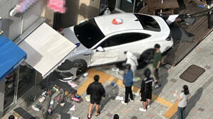 김포서 승용차와 추돌한 택시 오피스텔 건물 들이받아…1명 부상