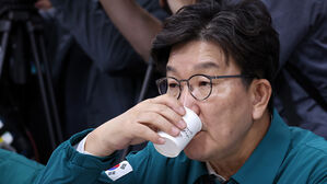 권성동 "이 대통령 필리핀 차관사업 파기, 문 전 대통령과 같은 정적 탄압"
