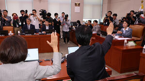 10일 서울 여의도 국회에서 열린 법제사법위원회 전체회의에서 국민의힘 소속 위원들이 검찰개혁 입법청문회 실시계획서 채택의 건 등 안건 상정에 앞서 추미애 법사위원장에게 의사진행발언 기회를 요청하고 있다.