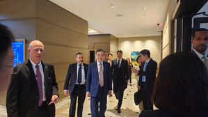 조현 외교장관 "최단 시간 내 미국에 구금된 국민 구해낼 것"