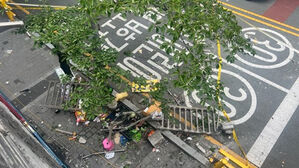 부산서 승용차가 벽돌 난간 들이받아&hellip;보행자 6명 파편에 다쳐