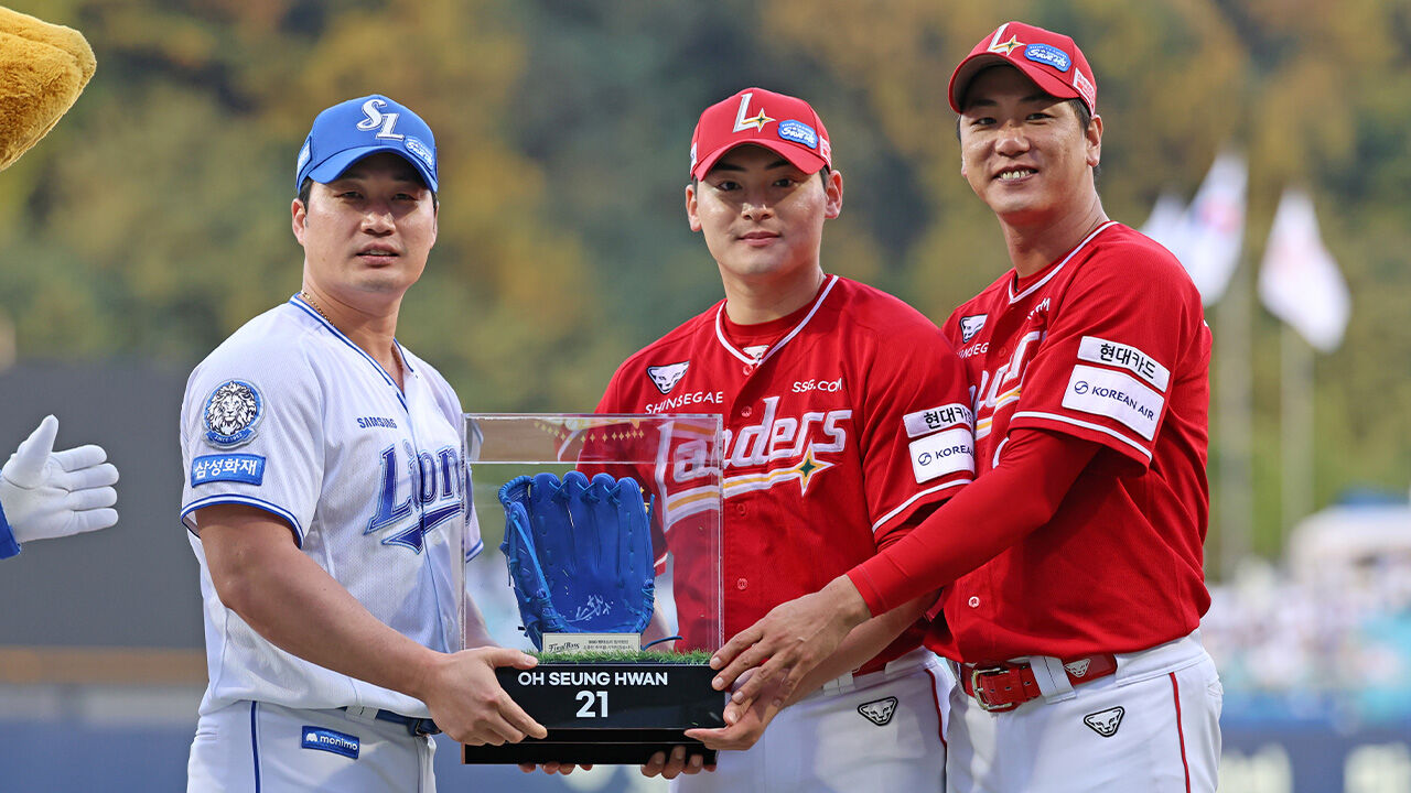 SSG, 은퇴 앞둔 삼성 오승환에게 '사인볼 기념 액자' 선물