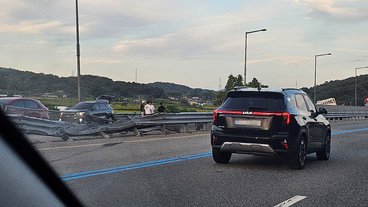세종 금남구즉로서 화물차·승용차 추돌…운전자 2명 부상