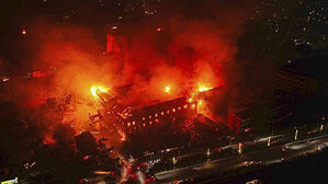 시위대에 맞고 사지 들려 끌려다녀…"폭행당하는 네팔 장관들"