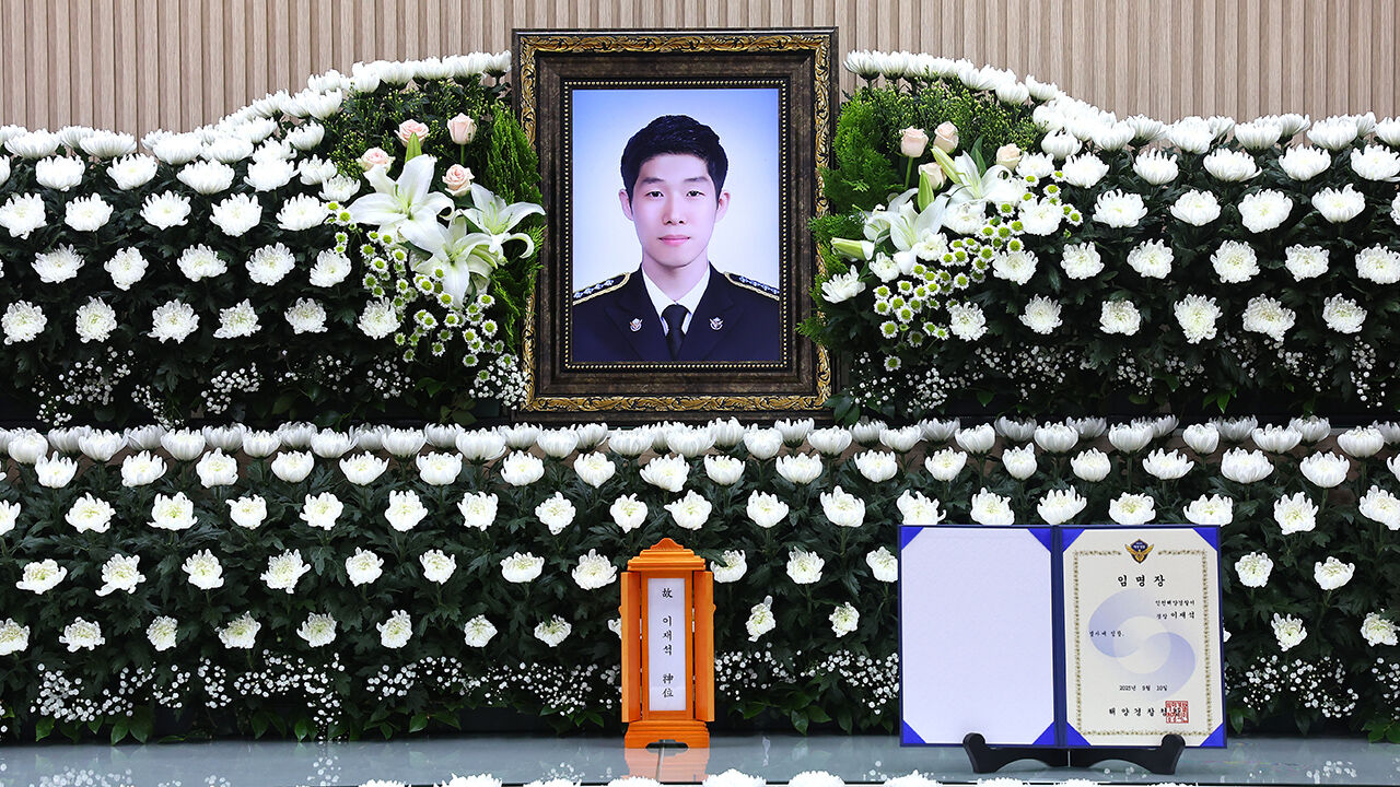 11일 인천 동구의 한 장례식장에 갯벌 고립 노인에 구명조끼 벗어주고 숨진 해경 고(故) 이재석 경장 빈소가 마련되어 있다.