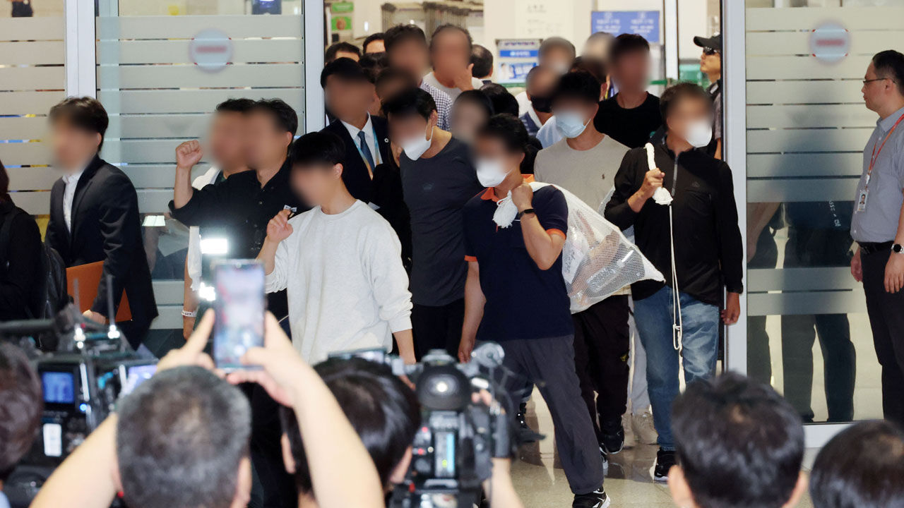 석방 한국인 316명 탄 전세기 오후 3시 23분 인천공항 도착