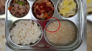 아이들 먹는데…누룽지 위에 '둥둥', 정체 밝혀지자 발칵