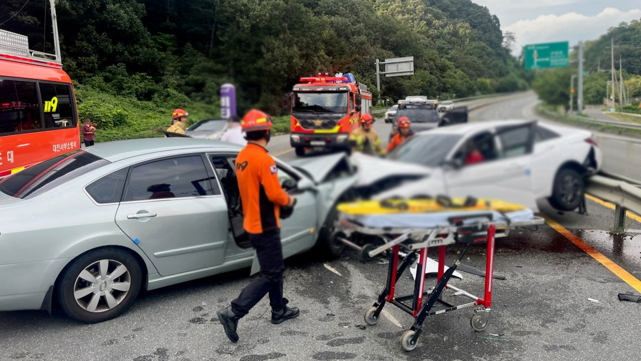 충남 금산서 역주행 교통사고…3명 다쳐
