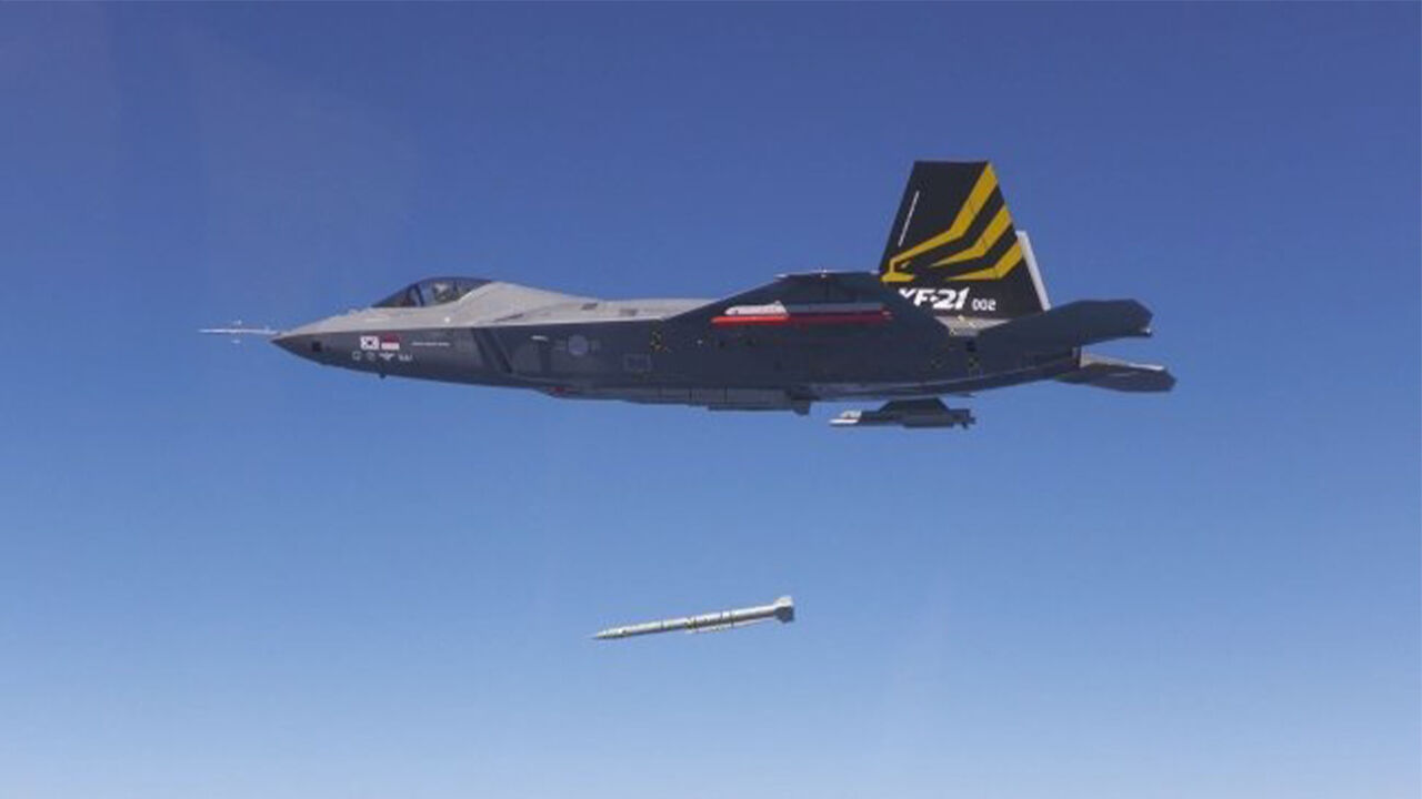 KF-21 시제기에서 공대공 미티어 시험탄 분리 시험을 하고 있다.