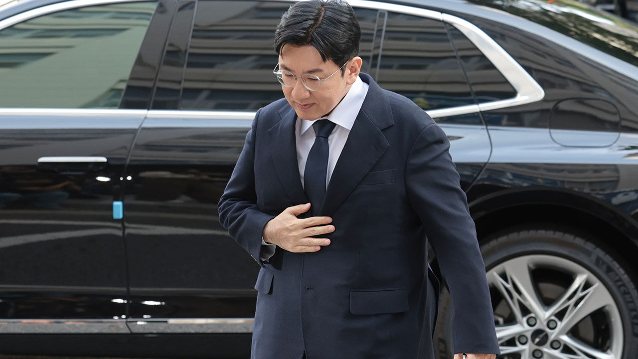 [속보] '1,900억 부당이득 혐의' 방시혁 경찰 출석…"심려 끼쳐 송구"