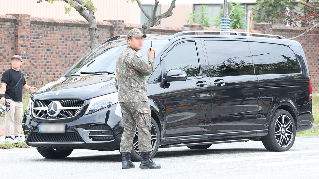 위병소에 등장한 미니밴…이재용 장남 장교로 입대했다