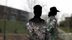 "여군 보면 챙겨주고 싶어…" 선 넘은 접촉 일삼은 준사관 불명예 전역