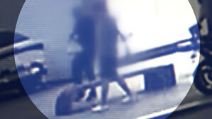 양손 흉기 쥔 남성에 부산 '발칵'…체포했더니