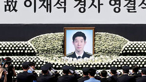 "얼마든지 살 수 있었는데"&hellip;눈물 속 영결식