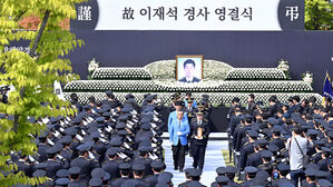 혼자 출동한 해경 생존 사투 중인데 자는 동료들 깨우지 않았다