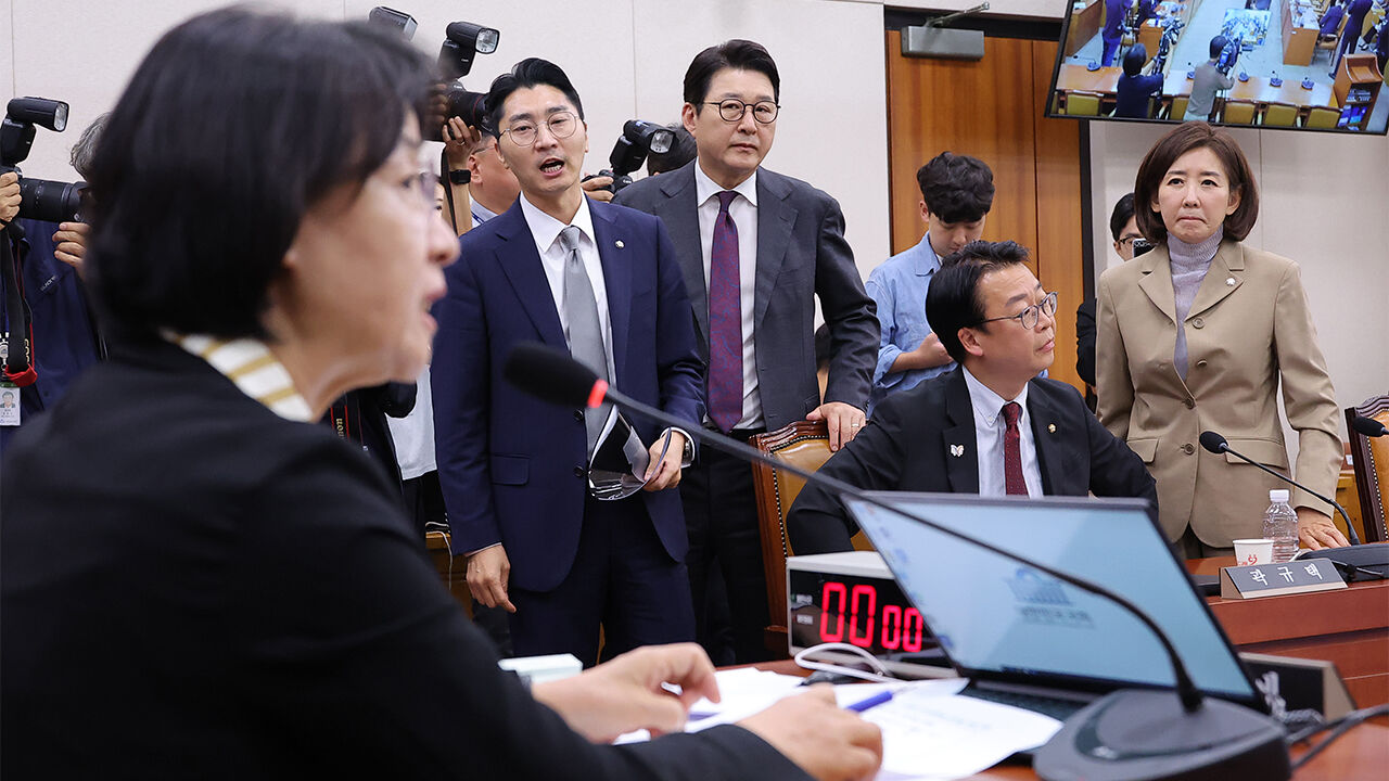 추미애 법사위원장이 나경원 의원 간사 선임의 건 표결에 대해 무기명 투표를 선언하자 국민의힘 의원들이 항의하며 퇴장하고 있다.