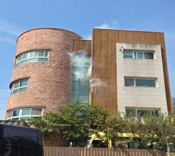 지난 15일 의정부 호원동에 있는 유치원에서 불이 나 연기가 피어오르고 있다. (사진=의정부소방서 제공, 연합뉴스)