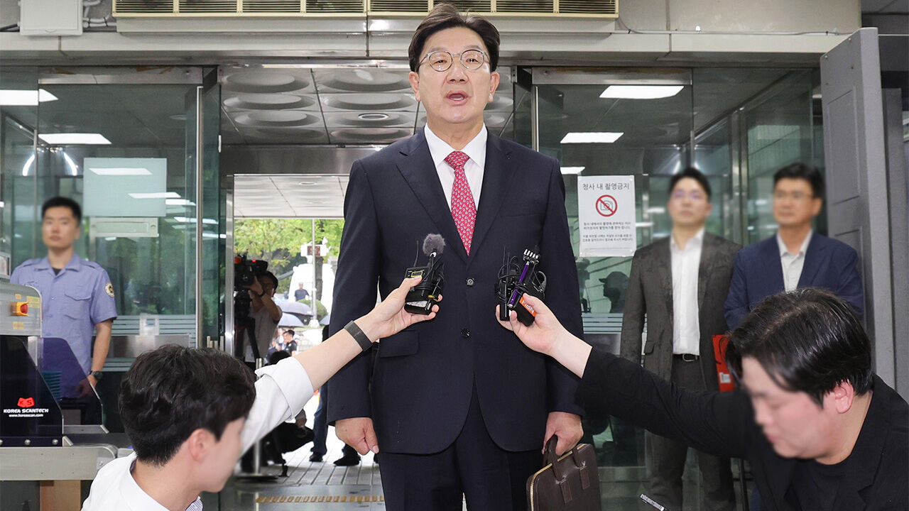 윤석열 정부와 통일교 간 '정교 유착'의 발단으로 지목된 국민의힘 권성동 의원이 16일 서울 서초구 서울중앙지법에서 열린 구속 전 피의자 심문(영장실질심사)에 출석하며 취재진의 질문에 답하고 있다.