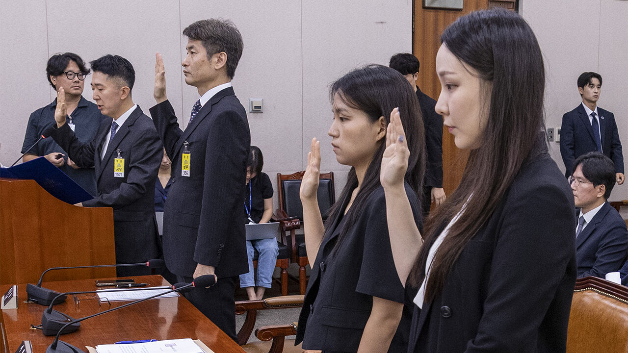 5일 국회에서 열린 법제사법위원회 검찰 개혁 입법청문회에서 서울 남부지검에서 건진 전성배씨 관련한 압수수색 증거품인 '관봉권'을 관리했던 검찰 수사관들이 출석해 증인 선서를 하고 있다.