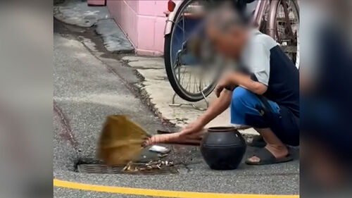 하수구 옆 앉아서 슥슥…침수 피해 다음 날 충격의 장면