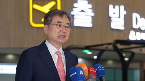 '방중 출국' 조현 "시진핑 APEC 계기 방한할 것으로 알아"