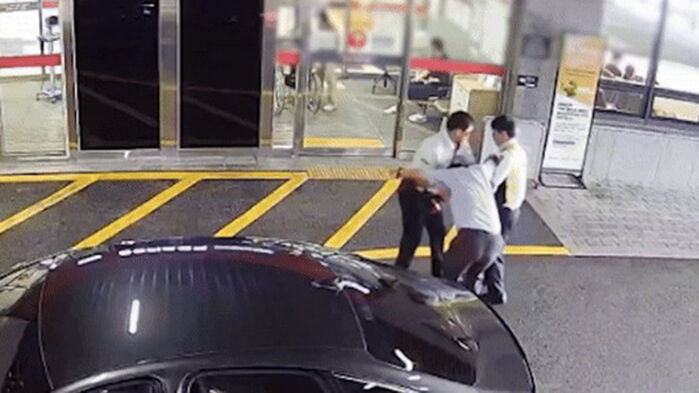 강서경찰서 교통안전계 강호진 경사와 이승재 경위가 신고자를 부축해 병원 응급실 안으로 데려다주는 모습.
