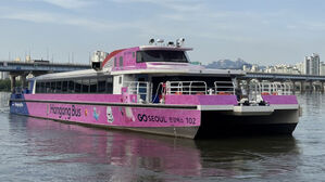 첫 물살 가르는 한강버스…"교통수단 넘어 일상혁신 공간으로"