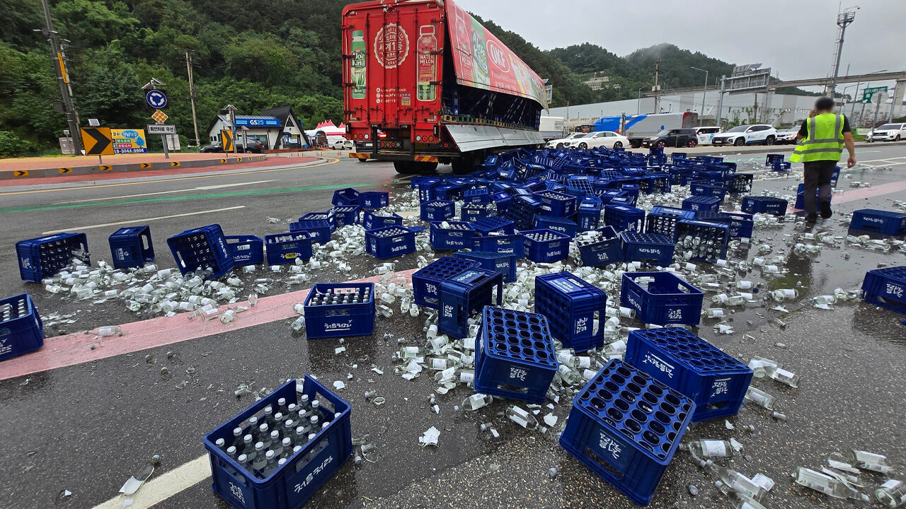 강릉 회전교차로서 소주병 '와르르'…다친 사람 없어